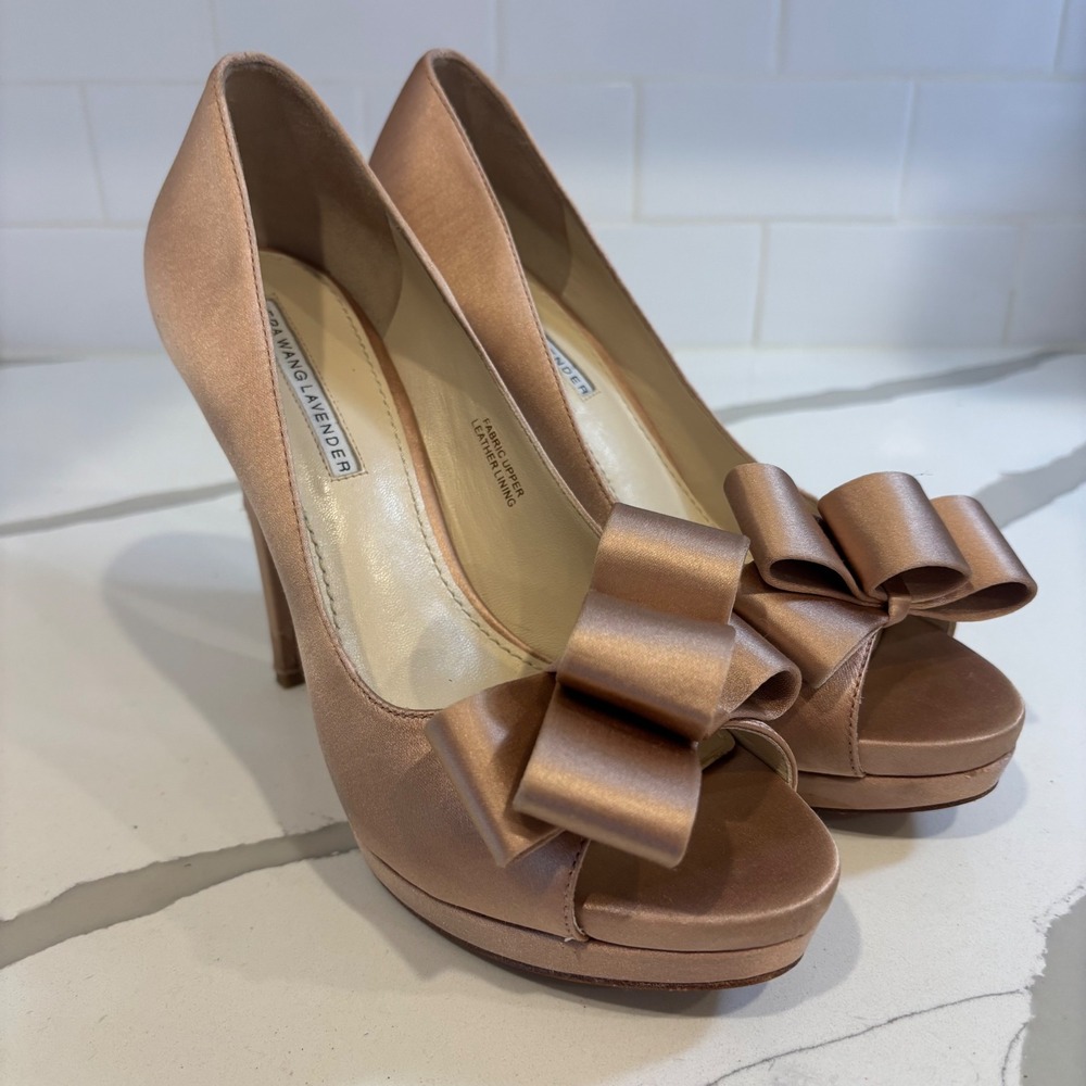 Vera Wang Lavender Champagne Satin Bow Peep Toe Platform Pumps Heels Womens 8M